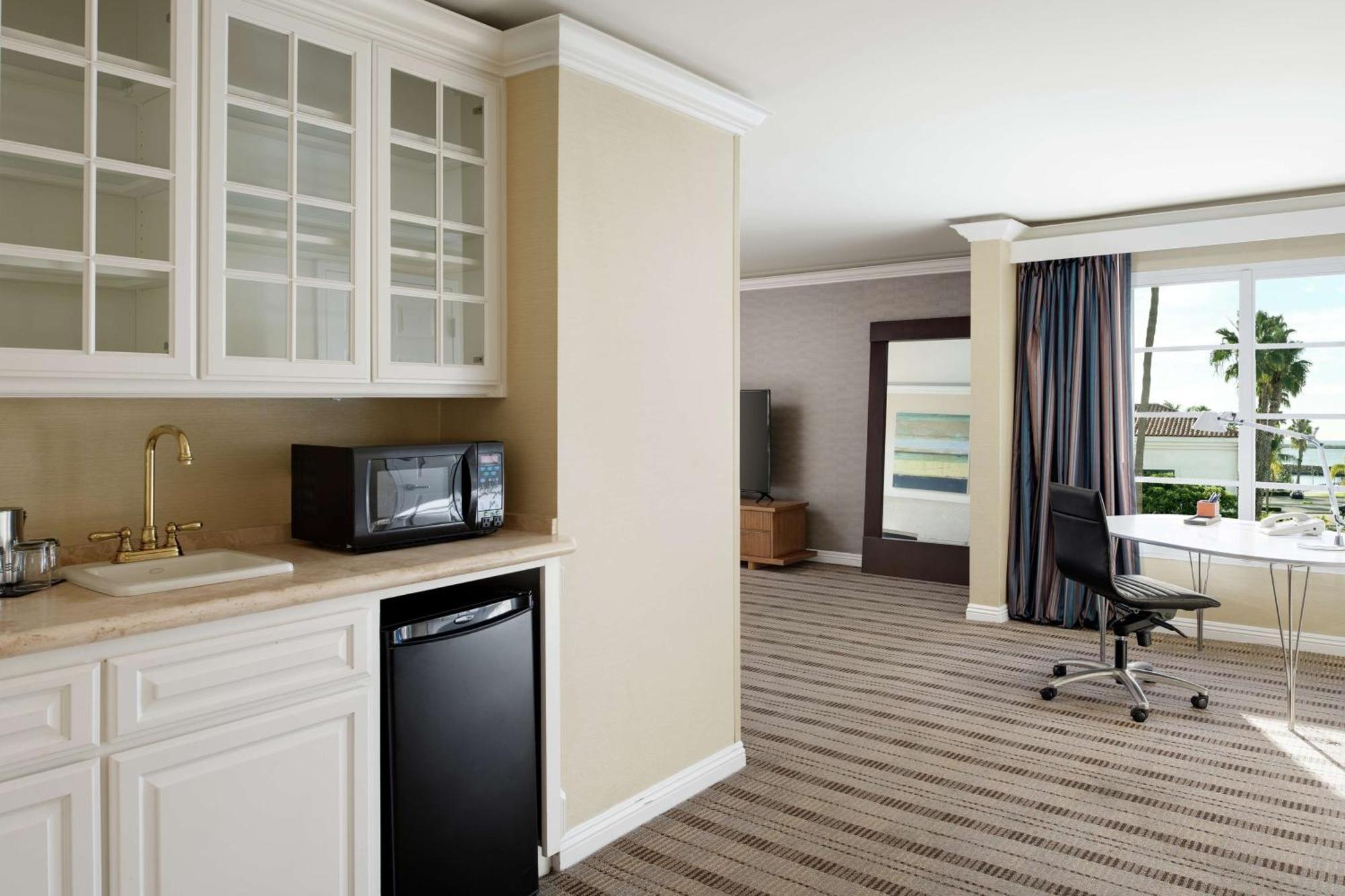 Doubletree By Hilton San Pedro Hotel Long Beach Exterior photo